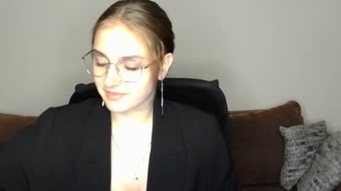 Snapshot of mila_keyy chatting on 10.29.25 mila_keyy online show from 10.29.25