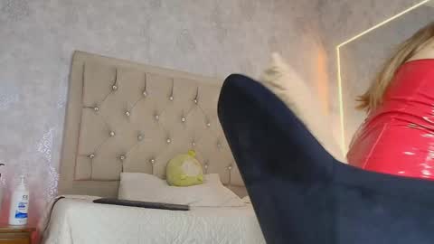Snapshot of mila_smirnovavk chatting on 05.02.26 MILA online show from 05.02.26