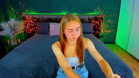 Snapshot of milaaddam chatting on 09.11.25 Milla online show from 09.11.25