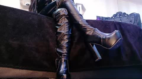 Snapshot of miladeroux chatting on 07.25.26 Mila online show from 07.25.26