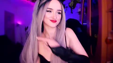 Snapshot of miladyjolie chatting on 01.25.25 MiladyJolie online show from 01.25.25