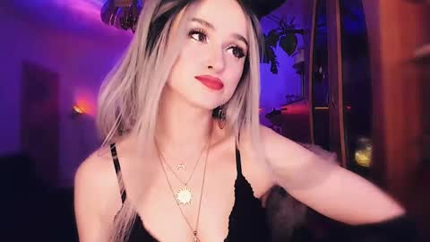 Snapshot of miladyjolie chatting on 03.04.25 MiladyJolie online show from 03.04.25