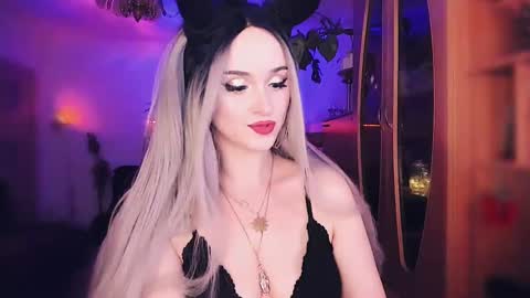 Snapshot of miladyjolie chatting on 03.06.25 MiladyJolie online show from 03.06.25