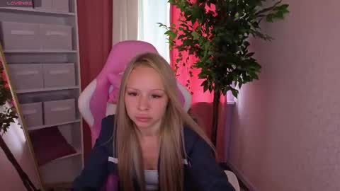 Snapshot of milana_r0se chatting on 07.18.26 Milana online show from 07.18.26