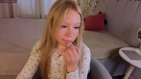Snapshot of milana_r0se chatting on 07.28.26 Milana online show from 07.28.26