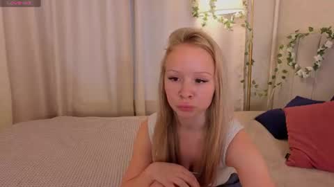 Snapshot of milana_r0se chatting on 07.28.26 Milana online show from 07.28.26