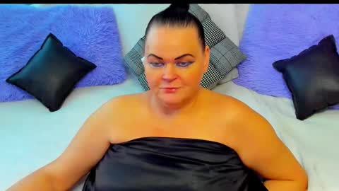 Snapshot of milanabiegert chatting on 11.19.25 Lana online show from 11.19.25