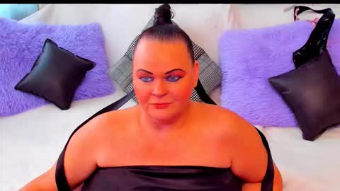 Snapshot of milanabiegert chatting on 11.22.25 Lana online show from 11.22.25