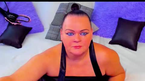 Snapshot of milanabiegert chatting on 11.23.25 Lana online show from 11.23.25