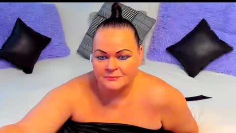 Snapshot of milanabiegert chatting on 11.30.25 Lana online show from 11.30.25