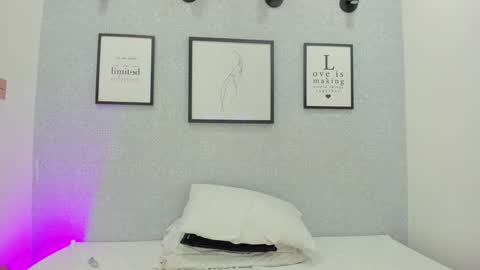 Snapshot of mile_u chatting on 01.19.25 Milena online show from 01.19.25