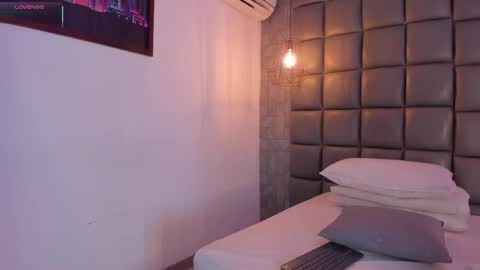 Snapshot of mile_u chatting on 09.19.25 Milena online show from 09.19.25