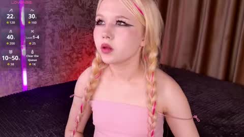 Snapshot of milemissyy chatting on 04.19.26 Mia online show from 04.19.26