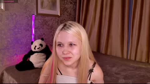 Snapshot of milemissyy chatting on 04.26.26 Mia online show from 04.26.26