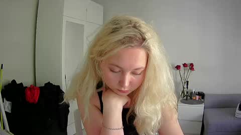 Snapshot of milena391630 chatting on 04.29.26 Milena new nonude shy blonde natural online show from 04.29.26