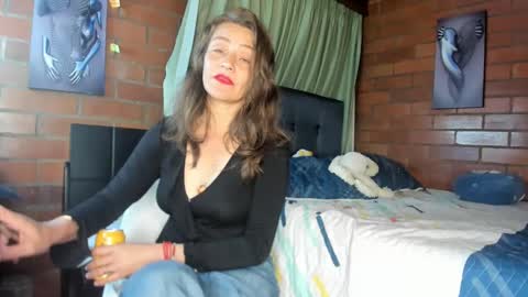 Snapshot of milf_darling chatting on 02.08.25 Victoria online show from 02.08.25