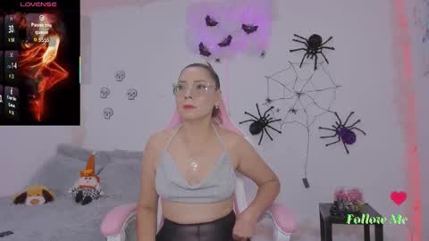 Snapshot of milfaaura chatting on 10.25.25 Aura online show from 10.25.25