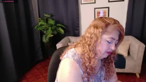 Snapshot of milfarlet chatting on 12.20.25 Arlet online show from 12.20.25