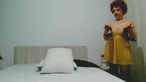 Snapshot of milffsupreme chatting on 03.11.25 Milfsupreme online show from 03.11.25