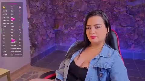 Snapshot of milfrosa_ chatting on 11.18.25 milfrosa_ online show from 11.18.25