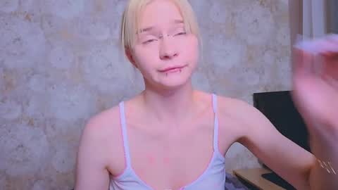 Snapshot of miliameow chatting on 05.31.26 Milia online show from 05.31.26