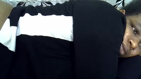 Snapshot of milk_titz chatting on 02.01.25 kinwity online show from 02.01.25