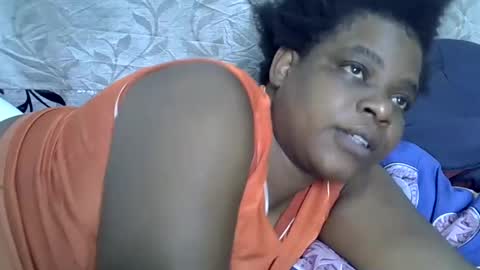 Snapshot of milk_titz chatting on 02.10.25 kinwity online show from 02.10.25