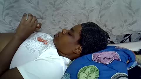 Snapshot of milk_titz chatting on 02.11.25 kinwity online show from 02.11.25