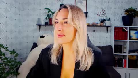 Snapshot of millaxqueen chatting on 11.11.25 MillaXQueen online show from 11.11.25