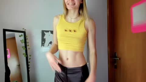Snapshot of millie_lacroix chatting on 04.02.26 millie_lacroix online show from 04.02.26