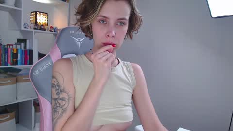 Snapshot of milly_ross23 chatting on 12.12.24 Milly online show from 12.12.24