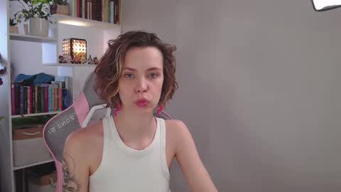 Snapshot of milly_ross23 chatting on 02.16.25 Milly online show from 02.16.25