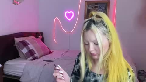 Snapshot of mimsymarlo chatting on 12.28.24 mimsymarlo online show from 12.28.24