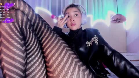 Snapshot of min_minjil chatting on 01.28.25 Minji online show from 01.28.25