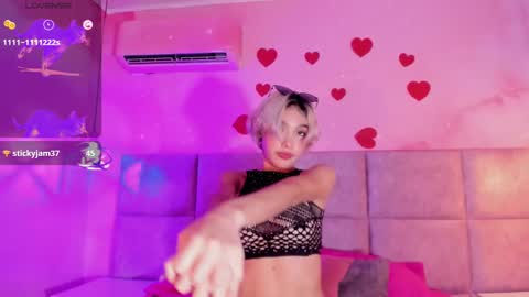 Snapshot of min_minjil chatting on 02.26.25 Minji online show from 02.26.25