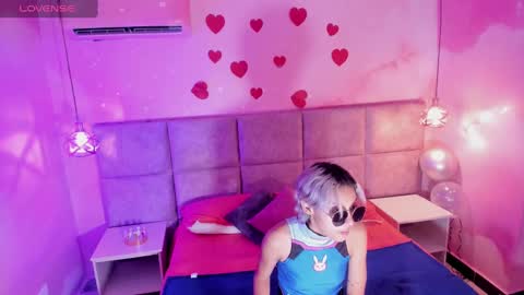 Snapshot of min_minjil chatting on 03.05.25 Minji online show from 03.05.25