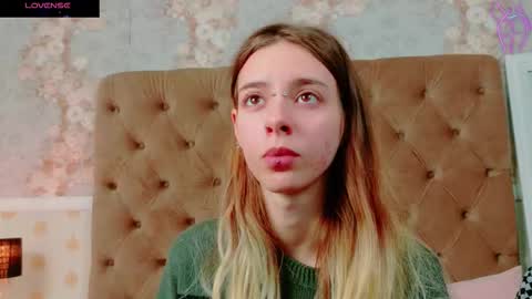 Snapshot of mira_lynxx chatting on 10.29.25 mira_lynxx online show from 10.29.25