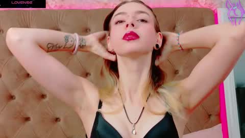 Snapshot of mira_lynxx chatting on 10.31.25 mira_lynxx online show from 10.31.25