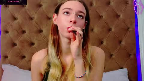 Snapshot of mira_lynxx chatting on 12.05.25 mira_lynxx online show from 12.05.25