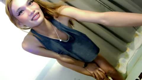 Snapshot of miraclegirl23 chatting on 12.14.24 Zoey online show from 12.14.24