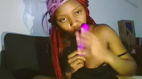 Snapshot of mirashuangel98 chatting on 07.27.26 PeachySin online show from 07.27.26