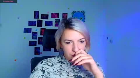 Snapshot of mishelle_blondie chatting on 11.29.25 Mishelle online show from 11.29.25