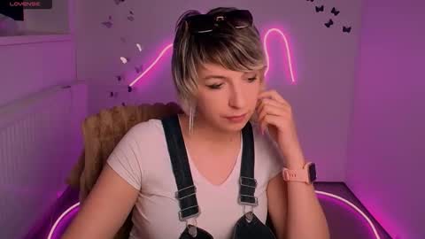 Snapshot of mishelle_blondie chatting on 04.29.26 Mishelle online show from 04.29.26