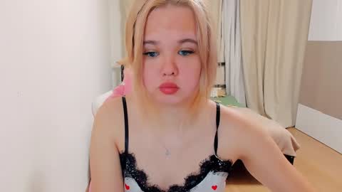 Snapshot of miss__selena chatting on 12.25.24 miss__selena online show from 12.25.24