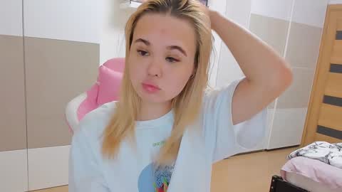 Snapshot of miss__selena chatting on 02.08.25 miss__selena online show from 02.08.25