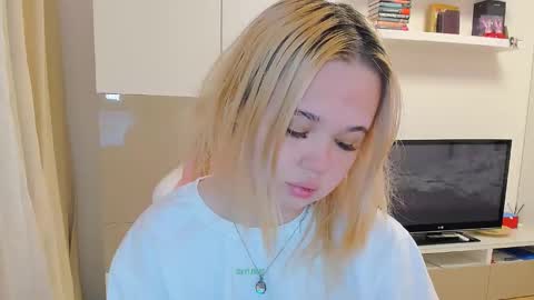 Snapshot of miss__selena chatting on 02.15.25 miss__selena online show from 02.15.25