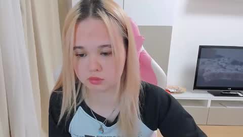 Snapshot of miss__selena chatting on 02.18.25 miss__selena online show from 02.18.25