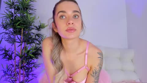 Snapshot of miss_lanaa chatting on 10.24.25 Alana online show from 10.24.25