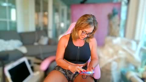 Snapshot of missbehavinxoxo chatting on 10.22.25 MissBehavinxoxo online show from 10.22.25