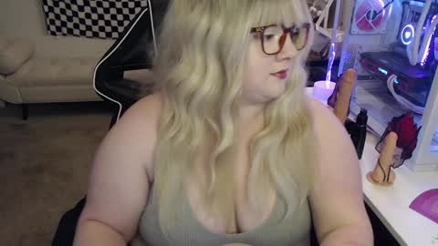 Snapshot of missdanibluee chatting on 12.12.24 missdanibluee online show from 12.12.24